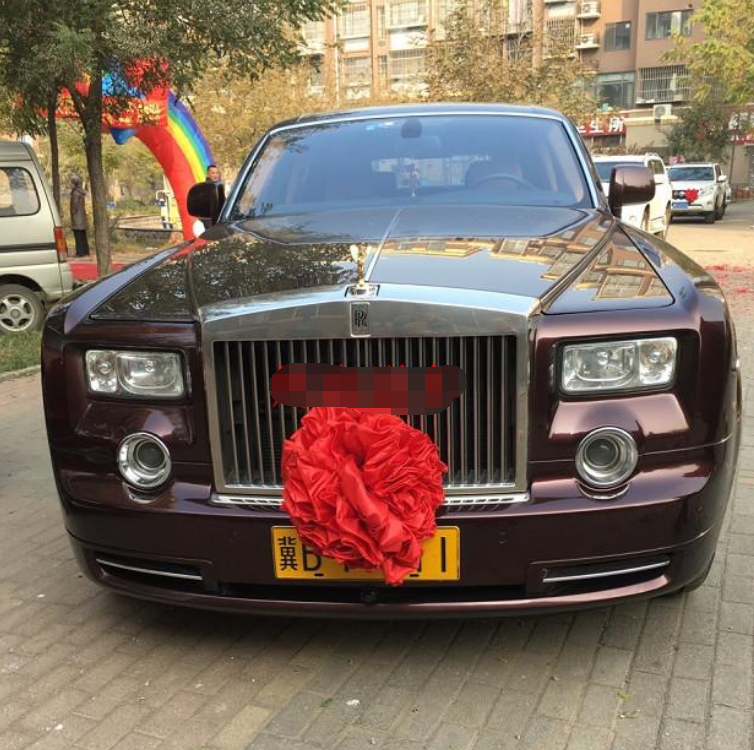 山西小伙结婚黄牌连号顶级劳斯莱斯做婚车车内坐垫哭笑不得
