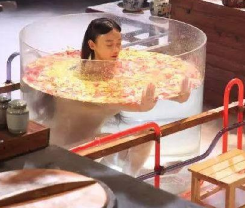 女星洗澡画面的拍摄花絮杨蓉一脸享受范冰冰身在五花肉场