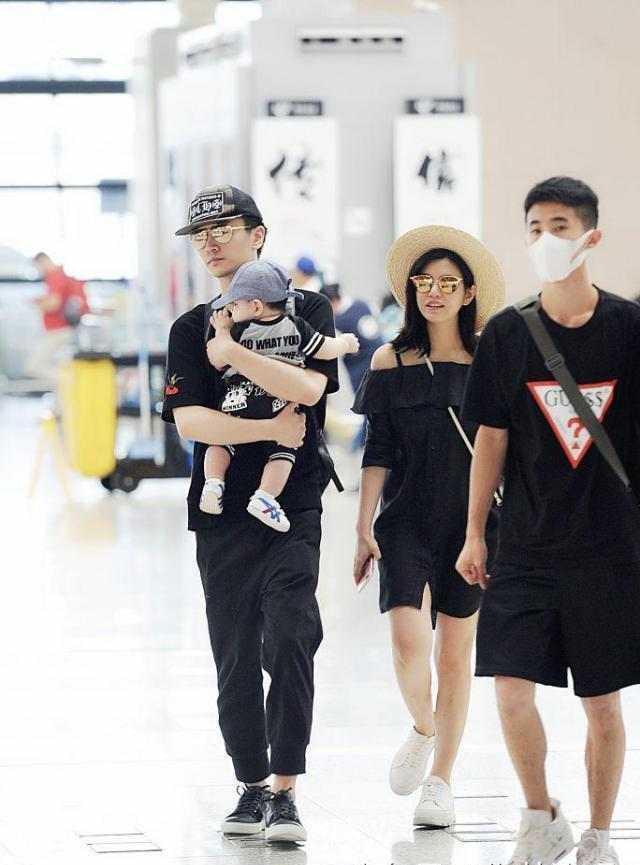 伊能静老公抱娃像拎公文包,霍建华小心翼翼,杨洋父女感爆棚!