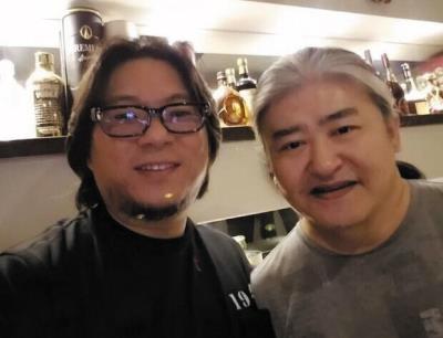 54岁的刘欢与郭晓松同框近照,由于病情反复,白发已经侵蚀了岁月