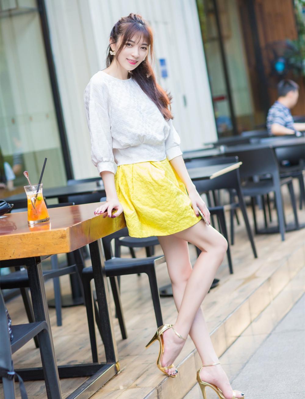 路人街拍 黄色短裙露大长腿展示气质美女的曼妙身姿, 十足吸引力