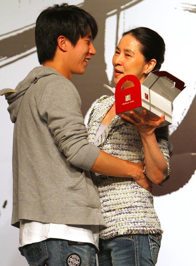 房祖名妈妈生日晒他小时候与妈合照,网友:没有ps的年代都这么美