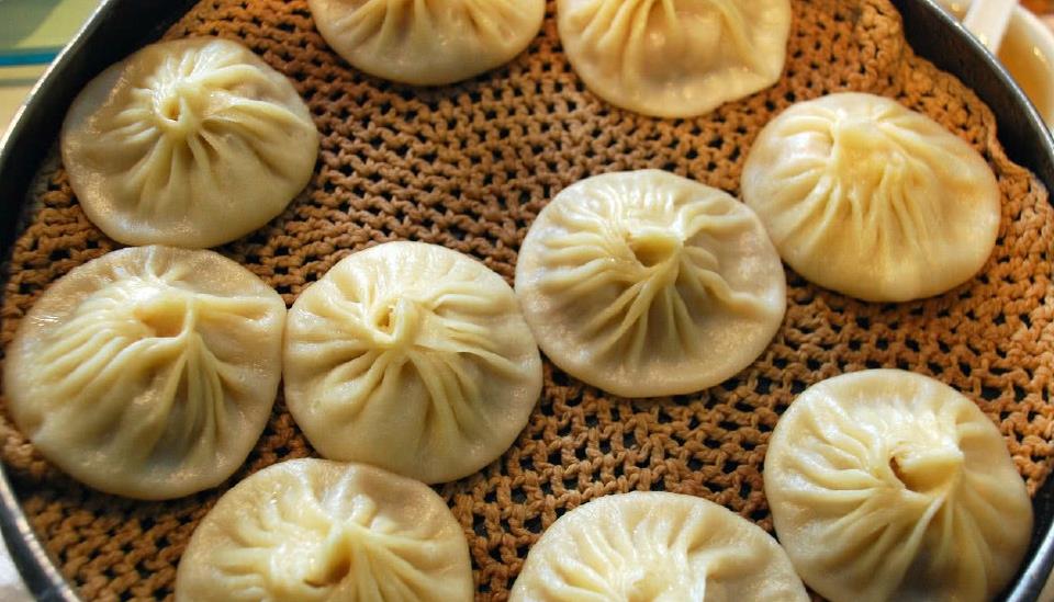 灌汤包子有形式美,其内容精美别致,肉馅与鲜汤同居一室