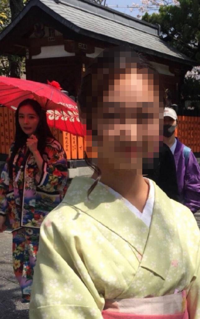 网友拍到杨幂日本旅游赏樱花, 心情大好身穿日