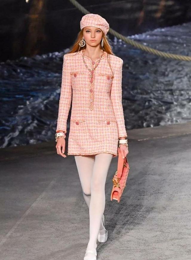 斜纹软呢作为香奈儿的经典元素再次被运用,套装