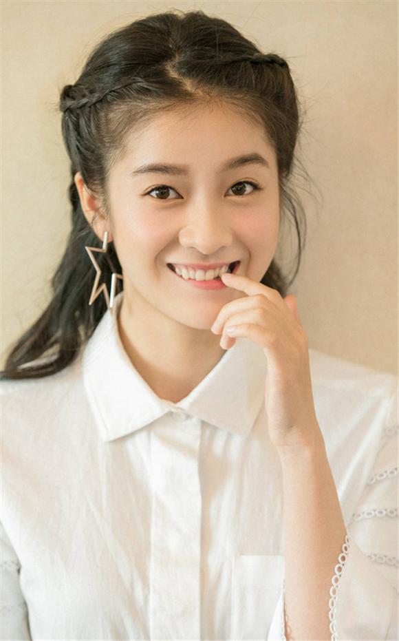 长着一张初恋脸孔的张雪迎,笑起来整个人都酥了,醉了