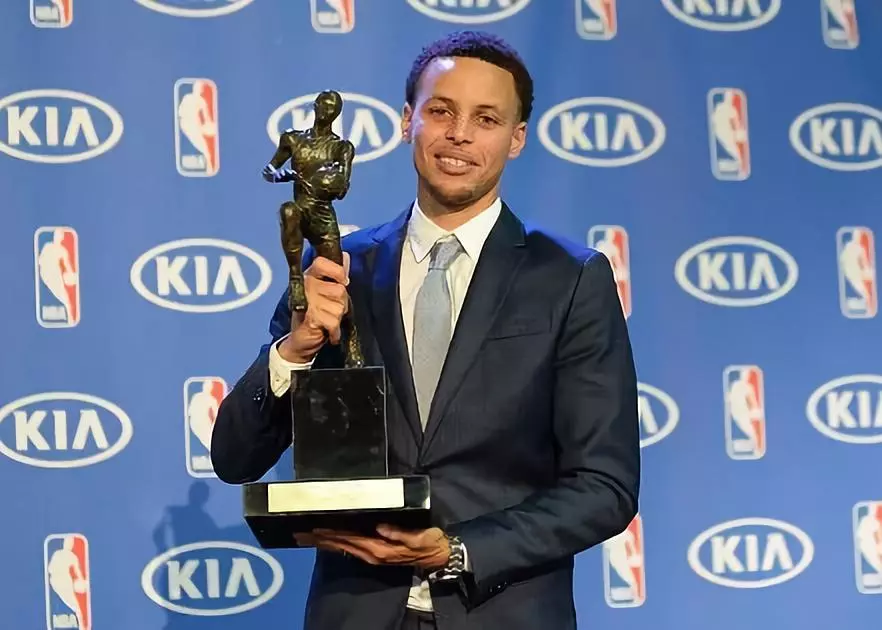 "一只上刻奥布莱恩,一只上刻mvp,哈登收剑入鞘,目光紧锁其手中奖杯