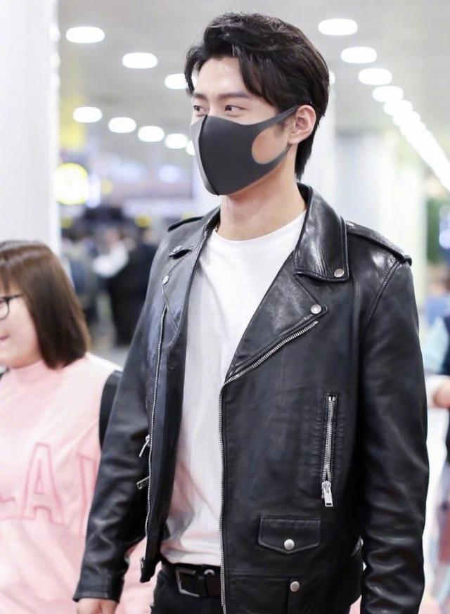 窦骁机场凹造型"用力过猛",穿这么帅谁敢看啊?