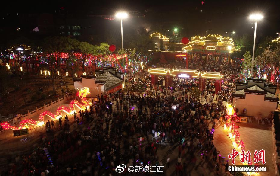 航拍南昌西山万寿宫庙会盛况 十余万游客祈福参观