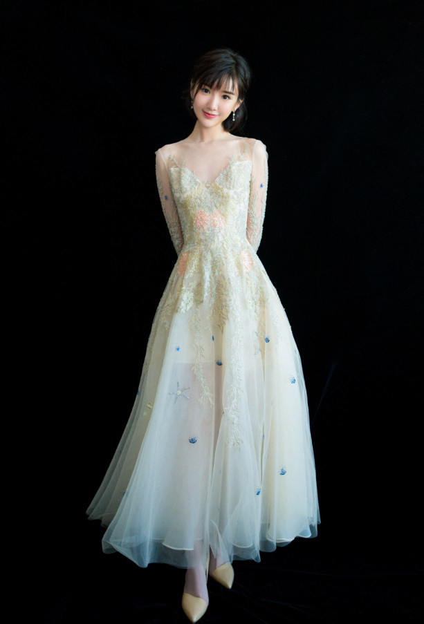 她与男友分手意外圈粉,新剧杀青吸引记者采访,俏皮灵动宛如精灵