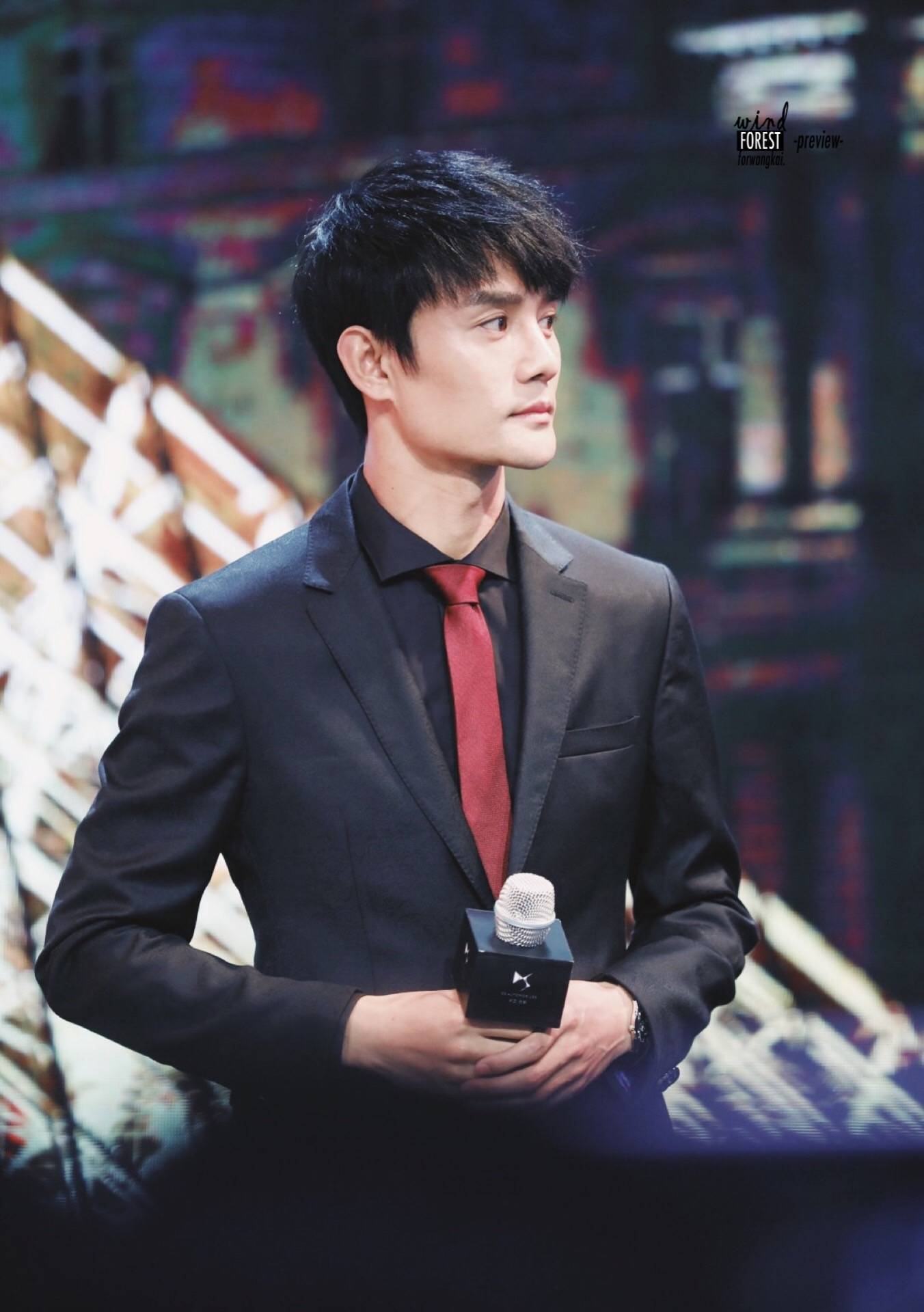 北京出席车展品牌活动,黑色西装搭配红色领带