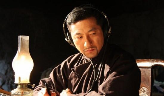 后来郭铁成在《黑玫瑰》饰演一个大汉奸特务头子"李逸群";《拯救远征