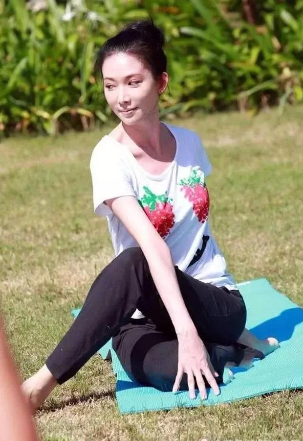 林志玲胸前两颗草莓太辣眼她弯下腰的那一刻所有人都不淡定了