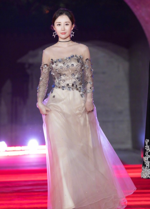 舒畅身穿一件抹胸晚礼服,秀出精致的锁骨以及一大片白皙的皮肤,非常