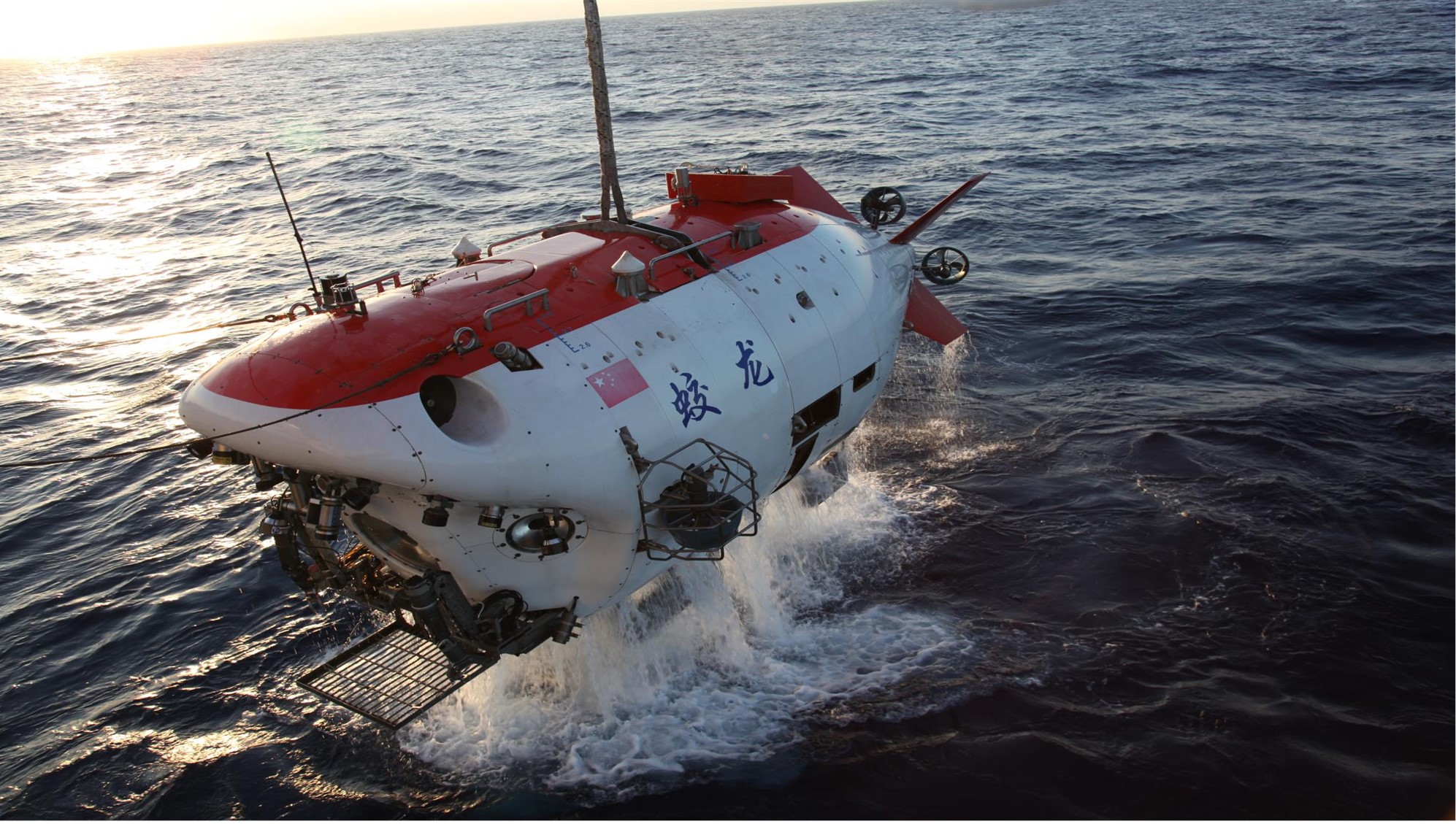 冲绳近海发现"宝贝",我国神秘船只现身附近,挖了一大箱就撤了