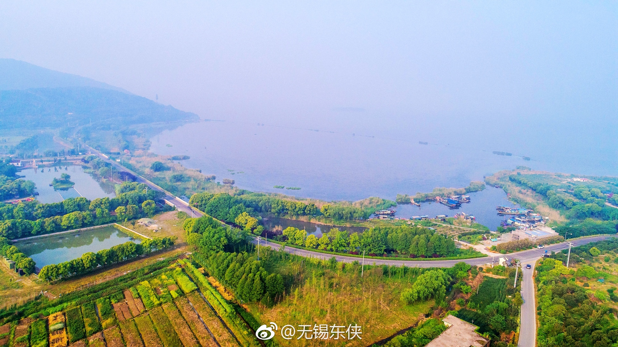 无锡马山地处太湖北端,三面环湖,全年主导风为东南风