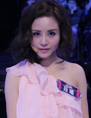人大概都知道张杰其实在谢娜之前是有一位前女友的,这位前女友叫段曦