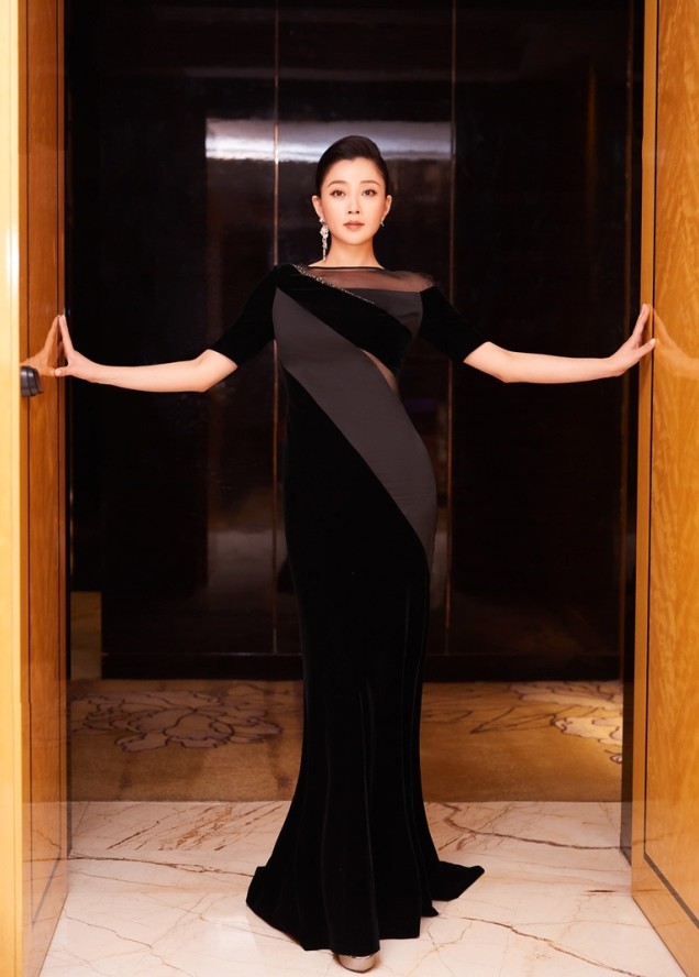 殷桃为了秀身材穿紧身礼服,却被肚子撑开了?勒成这样看着都难受