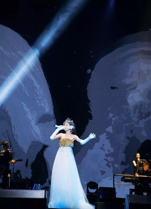 张碧晨演唱会变时装秀场,这颜值和造型也是很能打了!
