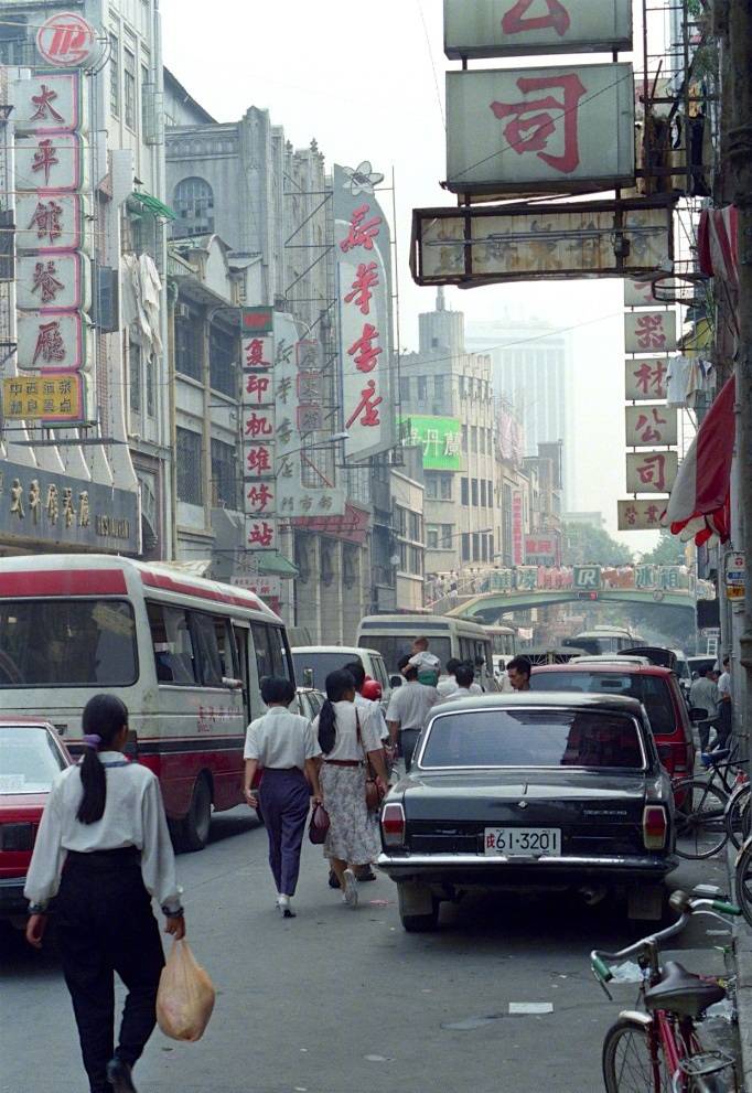 看看这些90年代初的老照片,看的出来是哪座城市么?