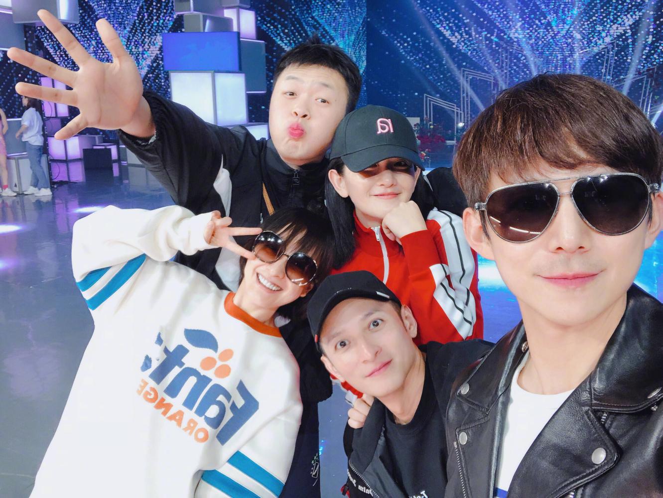 这次谢娜真的重返舞台了快乐家族全员晒合照谢娜成了台宠