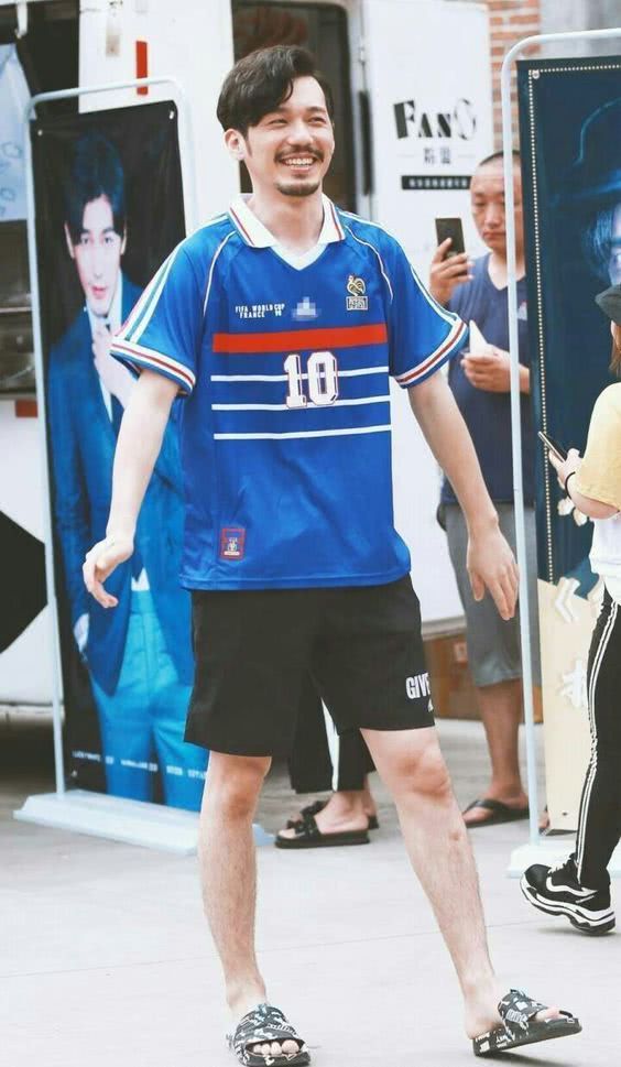 那些白宇穿过的拖鞋和大短裤,网友:还以为看到了"村口的大爷"