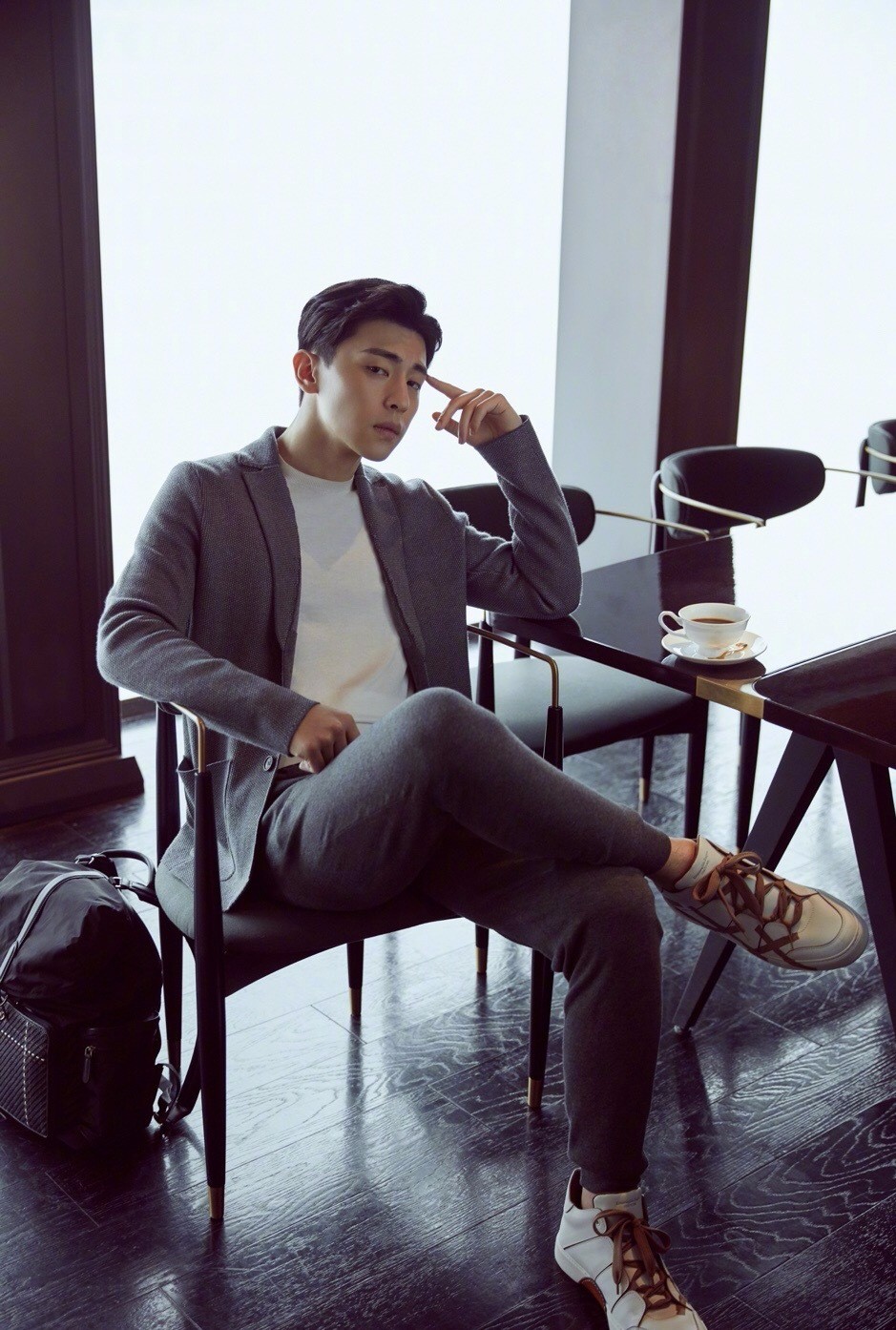 邓伦是真好看,白色西装贵族气质爆棚,圈粉王名不虚传