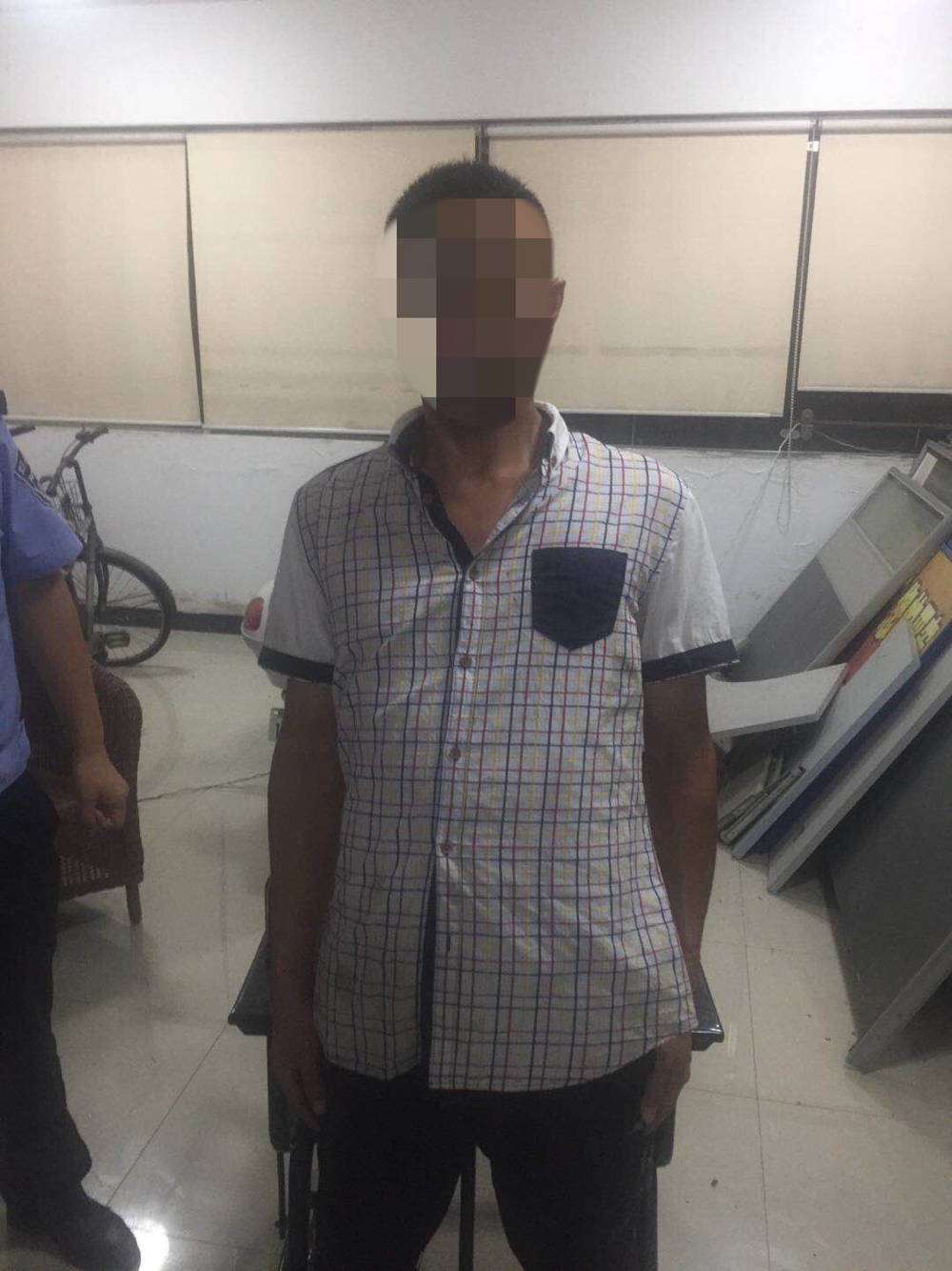 7月2日晚9时许,武汉市东西湖区交通大队二中队民警宋泽江带领执法小组