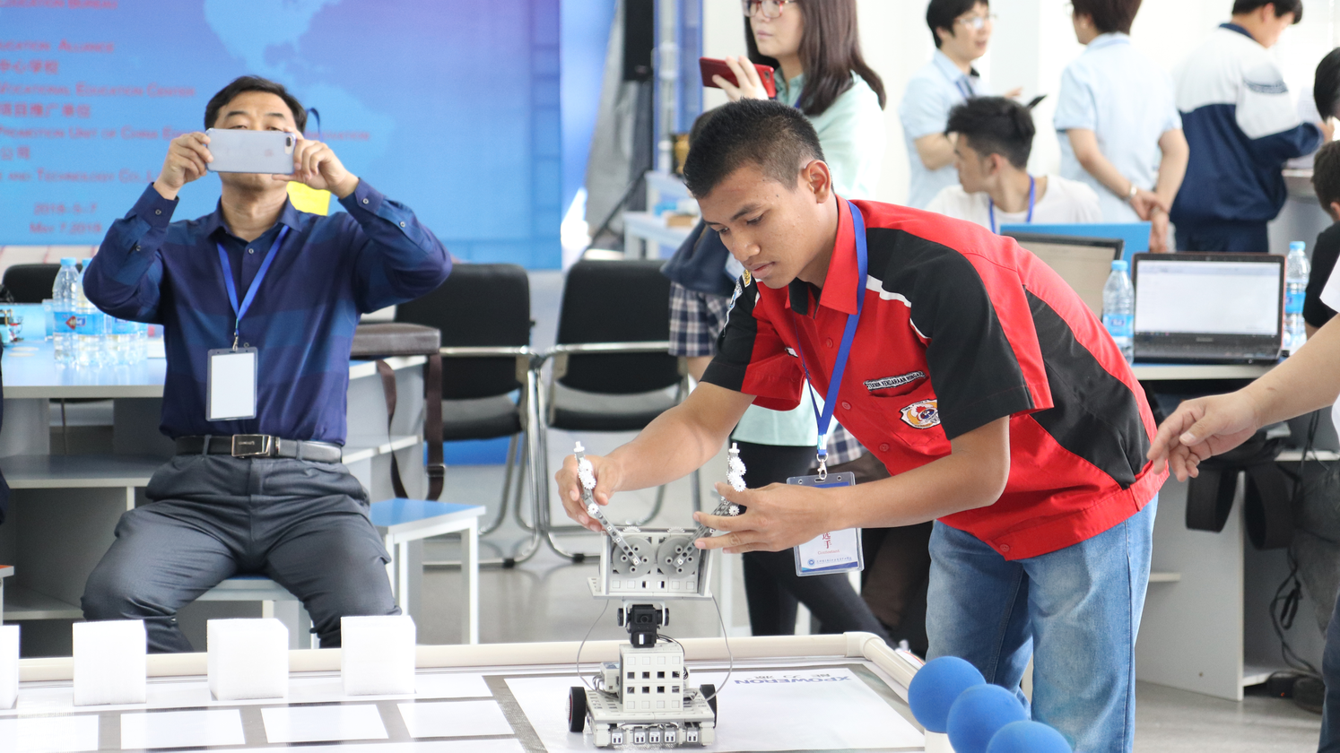 印度尼西亚鲁班工坊学生阿尔迪说,很高兴能来中国参加epip竞赛,这是