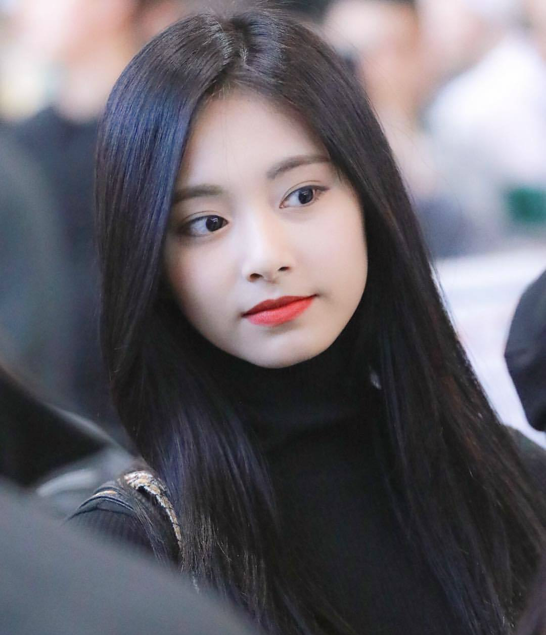 高清镜头下的周子瑜零毛孔脸蛋嫩出水一头长发显妩媚