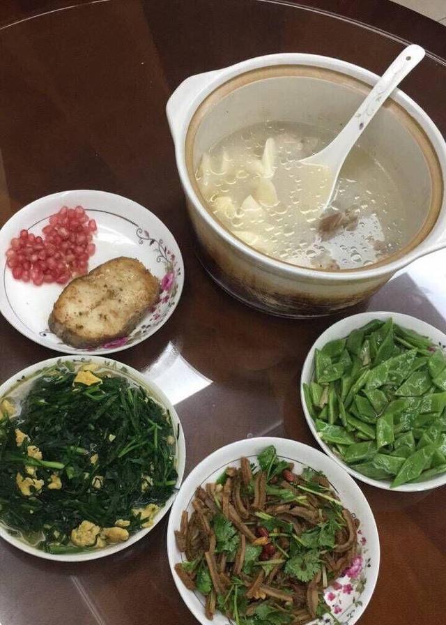 看着伙食水平,就知道儿媳在家里的地位了|婆婆|饭菜|佳佳_新浪新闻