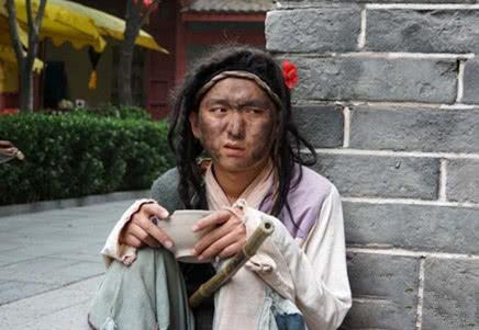 大臣连出两个上联,小乞丐随口就对出下联,大臣吓出一身冷汗