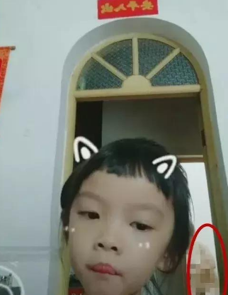 抖音丑闻再升级!美女故意剪烂裙子跳舞,黑森林