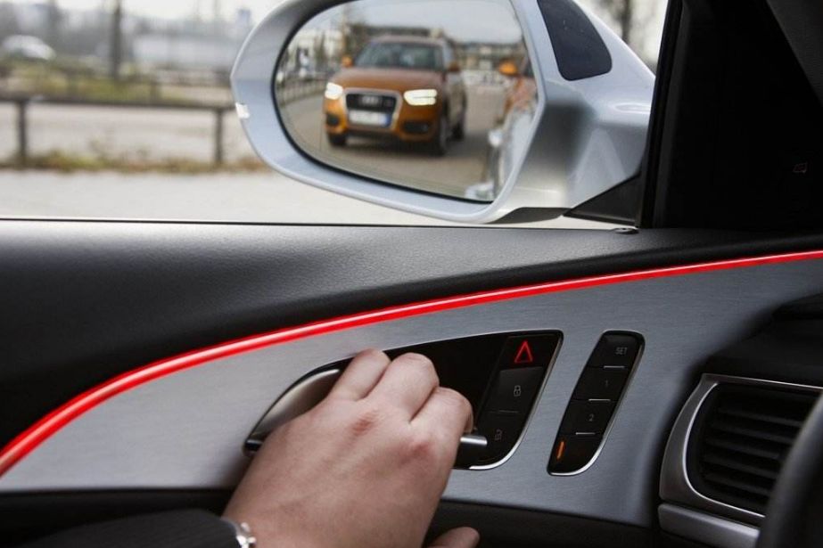 什么样的开车门方式,头一秒霸气外漏,下一秒无地自容?-新浪汽车