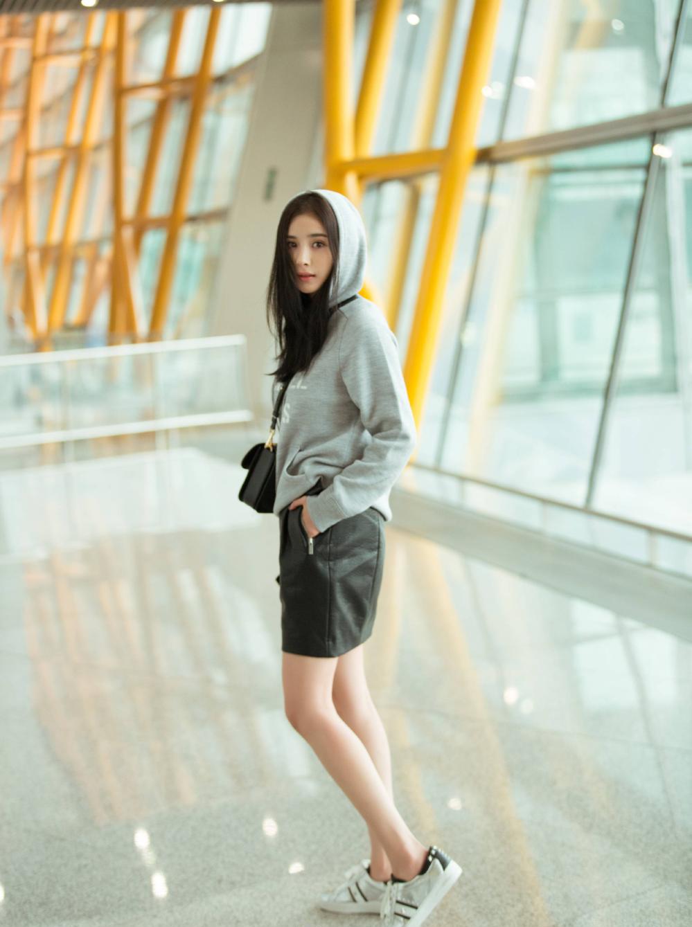 最近明星机场秀都穿什么? 易烊千玺, 杨幂, 李易峰的秋季时尚