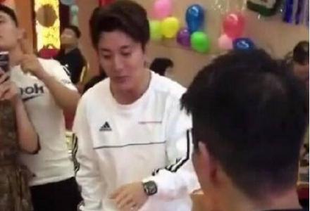 李小璐贾乃亮同框庆生?小号微博晒甜馨,点赞独