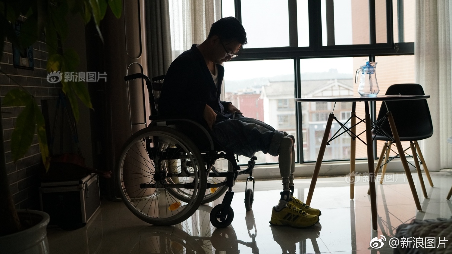 震后十年:"夹缝男孩"创业开互联网公司_新浪看点