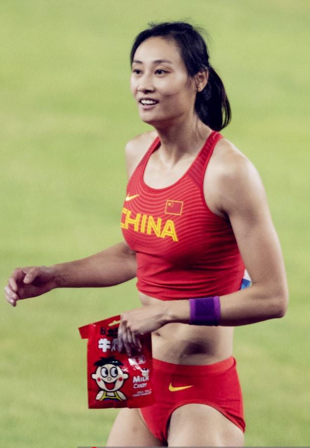 亚运会夺冠后,李玲给裁判和工作人员发糖,网友:收代言费了吗?