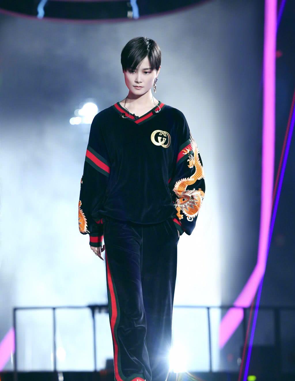 李宇春穿短裤不得了!裤管长短不一就算了,袜子穿的比鞋长也不丑