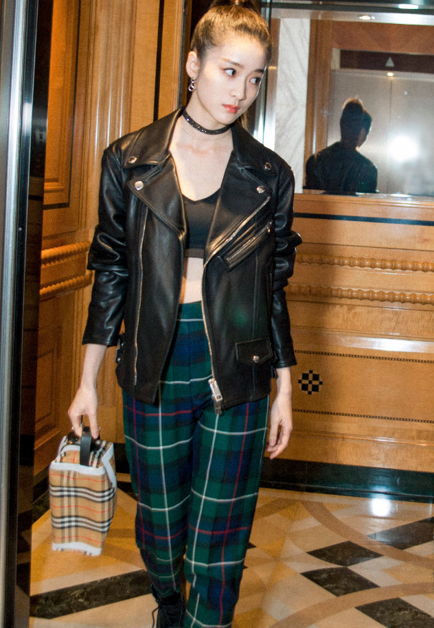 张雪迎穿帅气皮衣亮相自信秀出小蛮腰年轻就是好