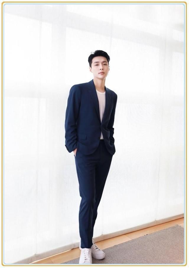 当张艺兴和向佐同穿蓝色西装,网友:花美男和糙汉子差距一目了然