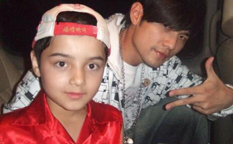 20岁的童星阿尔法近照瘦身生发变成帅小伙