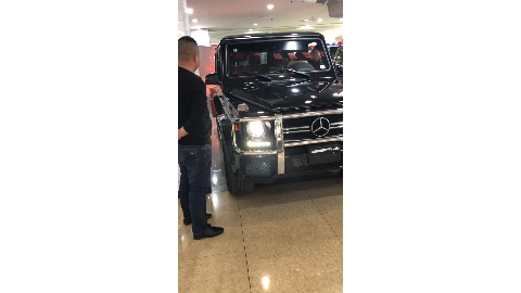 土豪新买的大奔 倒车也要人看着 果然男人都是爱车的