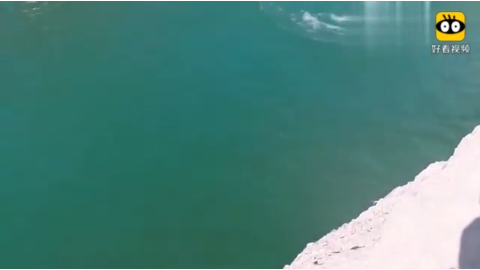 外国人作死悬崖跳水失败,中国人绝对不会这么