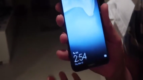 迪拜王子开着法拉利去买华为手机,打开盒子后