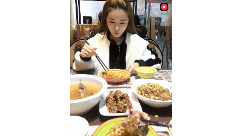 跟女朋友一起吃饭她的一个小小举动我决定这辈子非她不娶