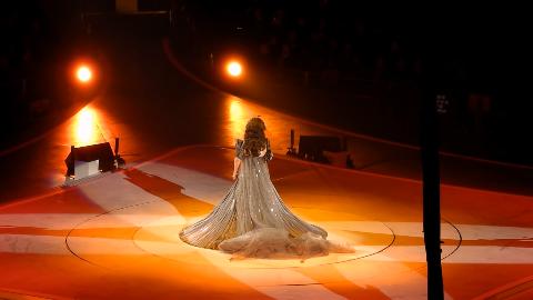 徐小凤在香港歌坛到底有多高的地位,看刘德华