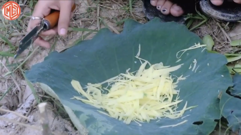 柬埔寨妹子野外烧烤黑鱼,拌着木瓜丝吃,生活惬