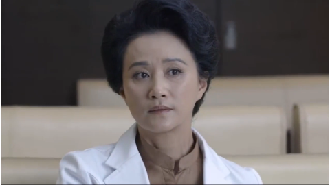 何晶在手术室里做手术,尤盛美看到她的眼睛惊恐不已!