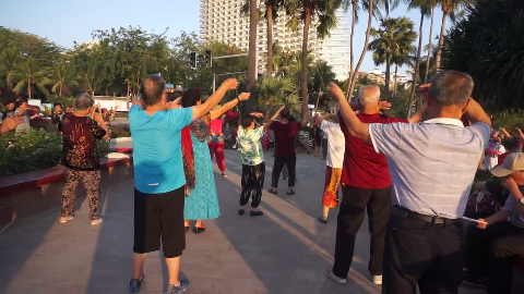 实拍海南三亚广场上老人跳甩手舞